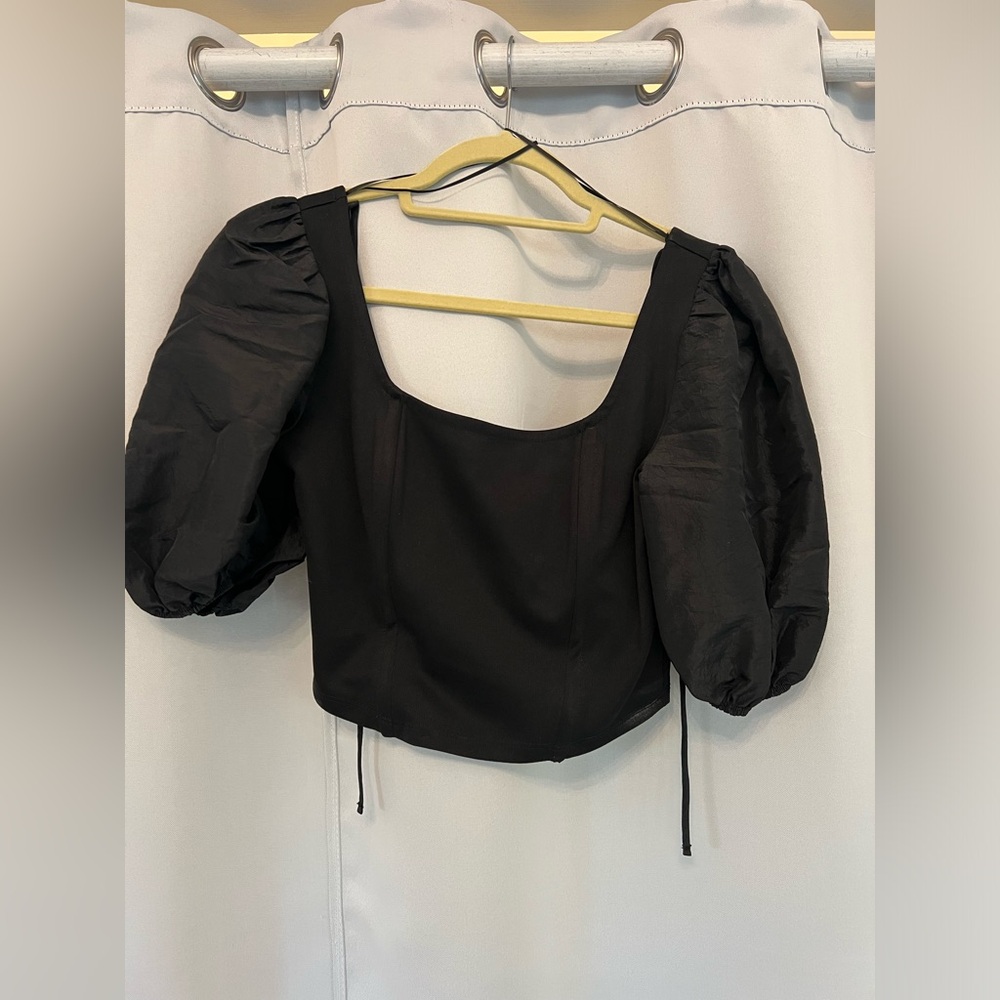 Black cropped puff sleeve top